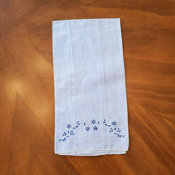 Vintage Embroidered Guest Towels, set of 2, Napkins / Table Mats / Handkerchief - Picture 2 of 4